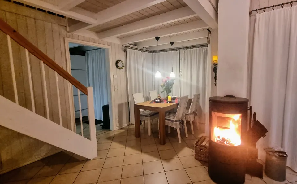 Brennender Kaminofen im Wohnraum